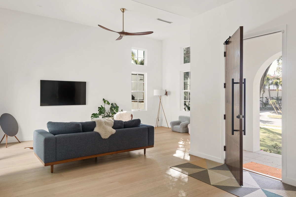 04-livingroom_41_MTBH_325_22nd_Ave_NE__4_