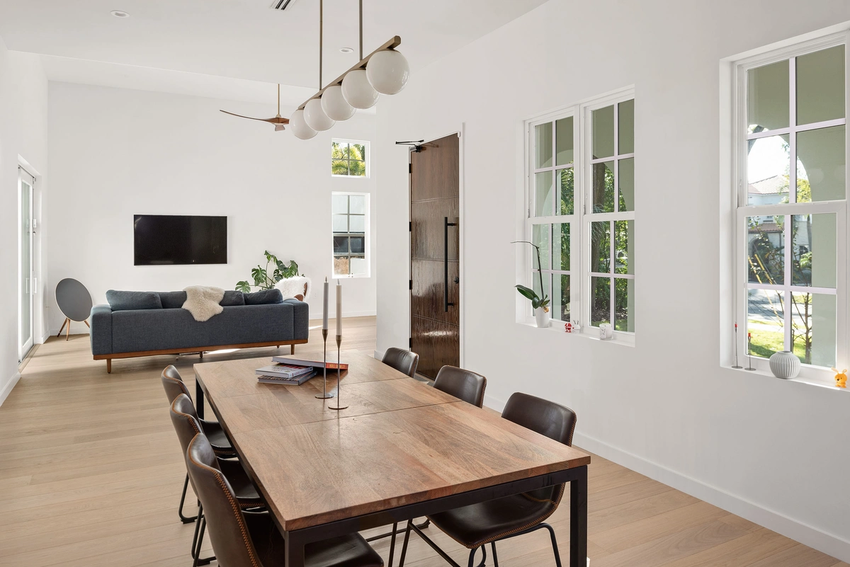06-diningroom_42_MTBH_325_22nd_Ave_NE__6_