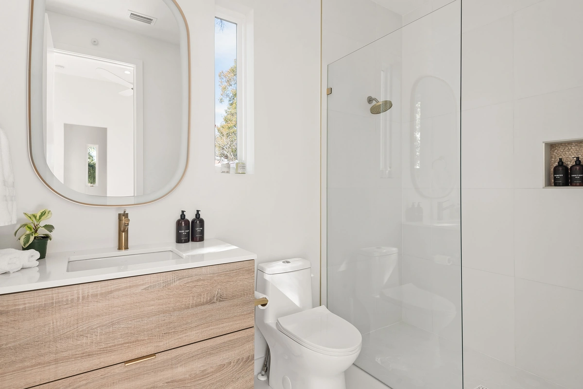 14-primarybathroom_37_MTBH_325_22nd_Ave_NE__24_