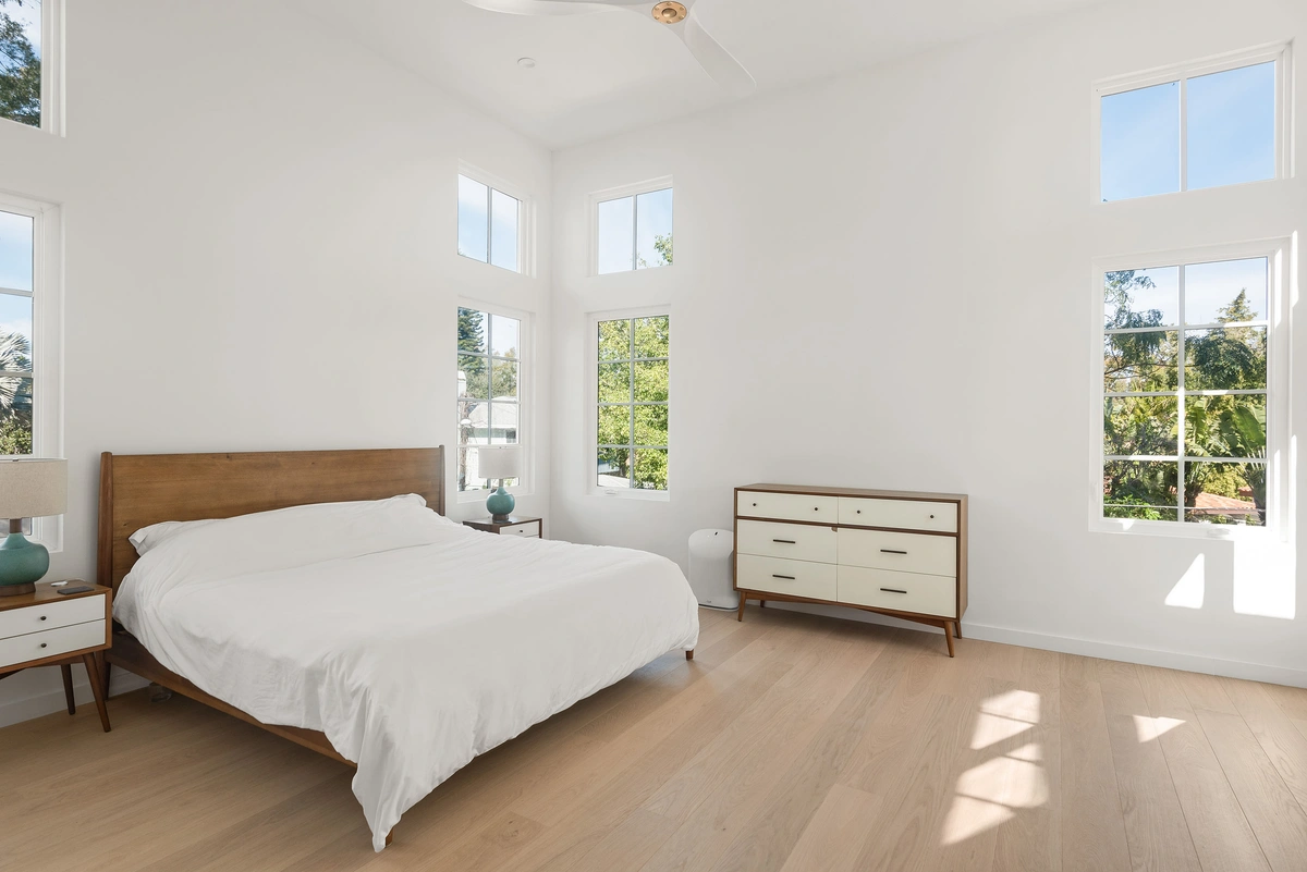 16-bedroom_40_MTBH_325_22nd_Ave_NE__20_