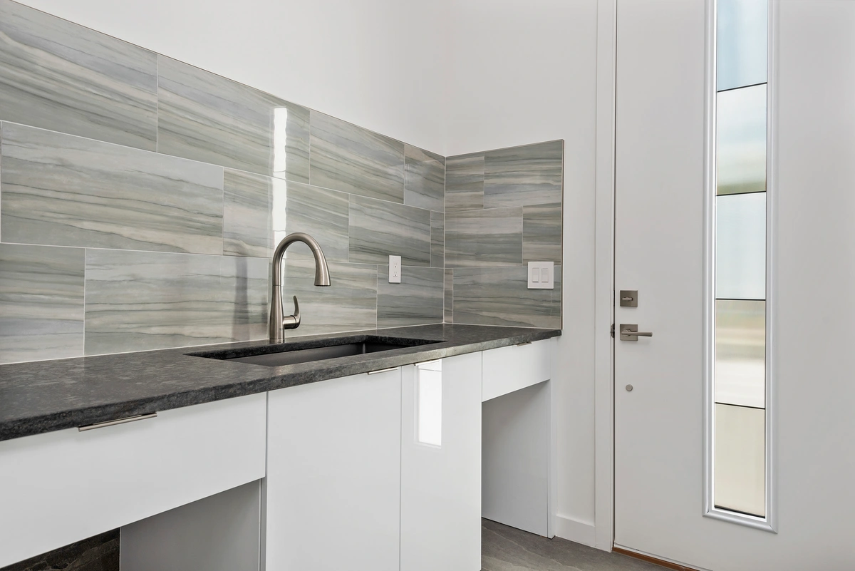 22-laundryroom_39_MTBH_-_4305_W_San_Pedro_St_-__29_