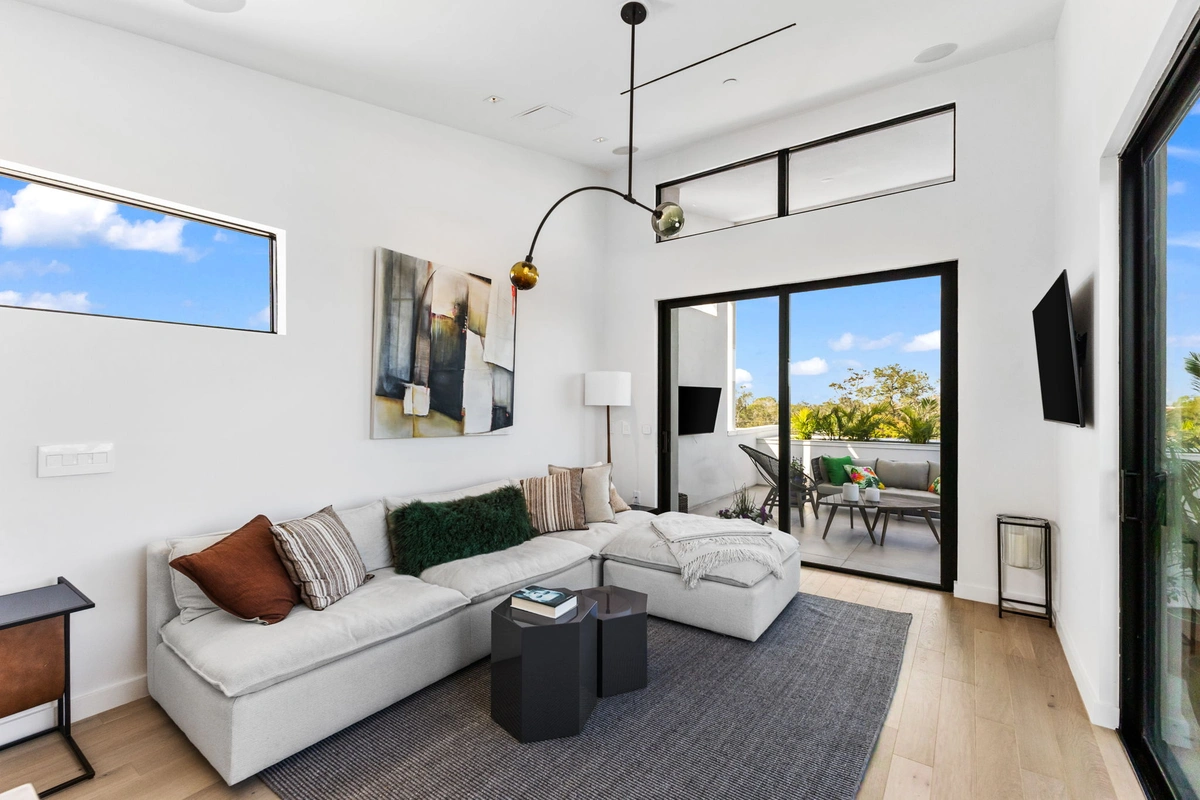 10-livingroom_44_13-web-or-mls-IMG_4007