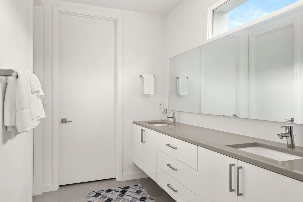 08-primarybathroom_36_MTBH_651_12th_Ave_S__14_