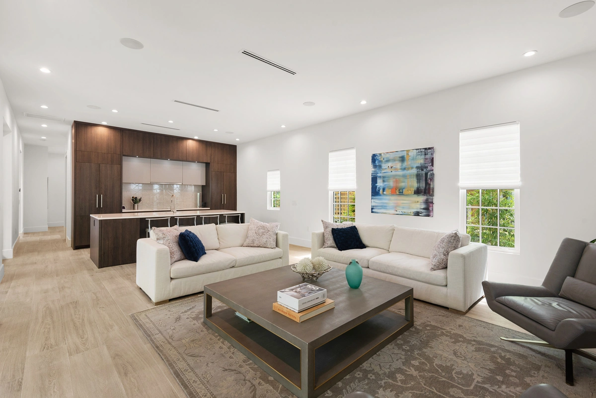 09-livingroom_43_MTBH_736_18th_Ave_NE___22_