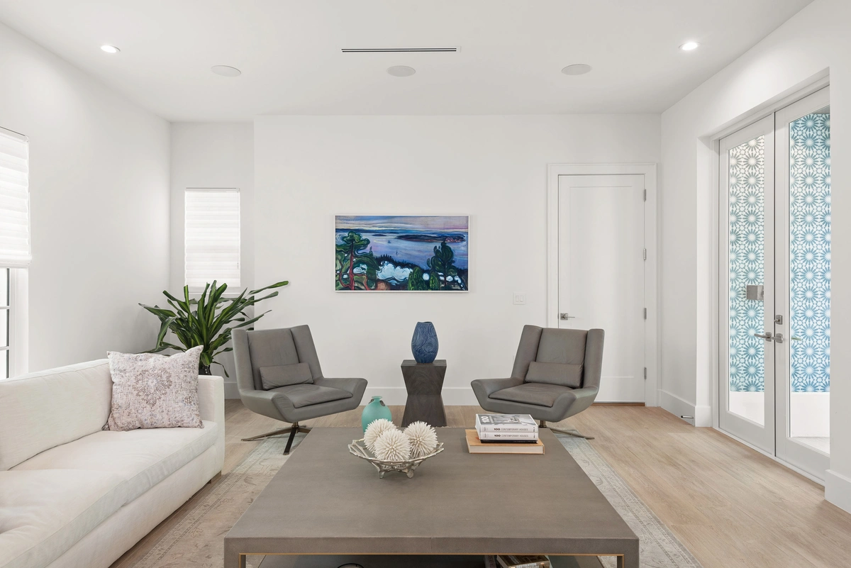 11-livingroom_40_MTBH_736_18th_Ave_NE___21_