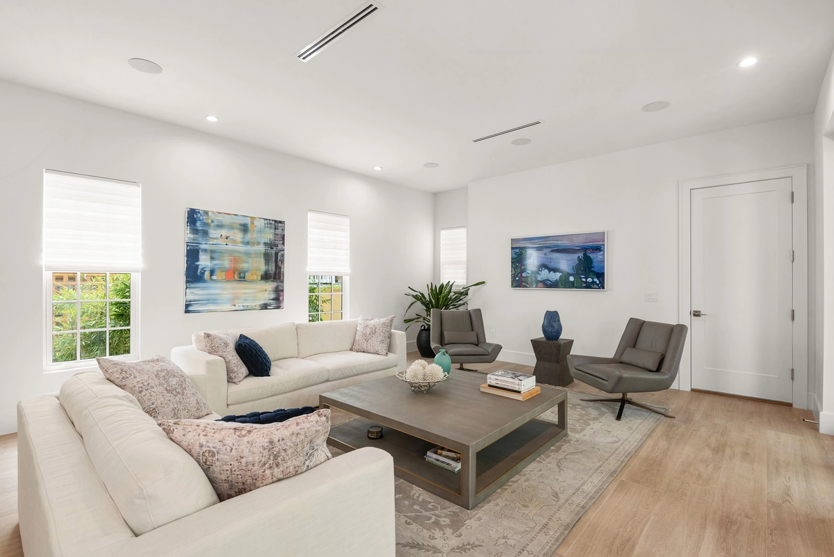 12-livingroom_40_MTBH_736_18th_Ave_NE___20_