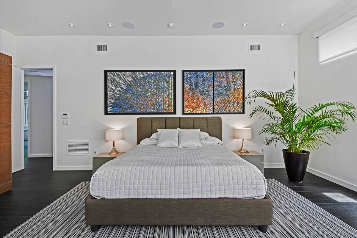 12-primarybedroom_43_165N18thAve_008