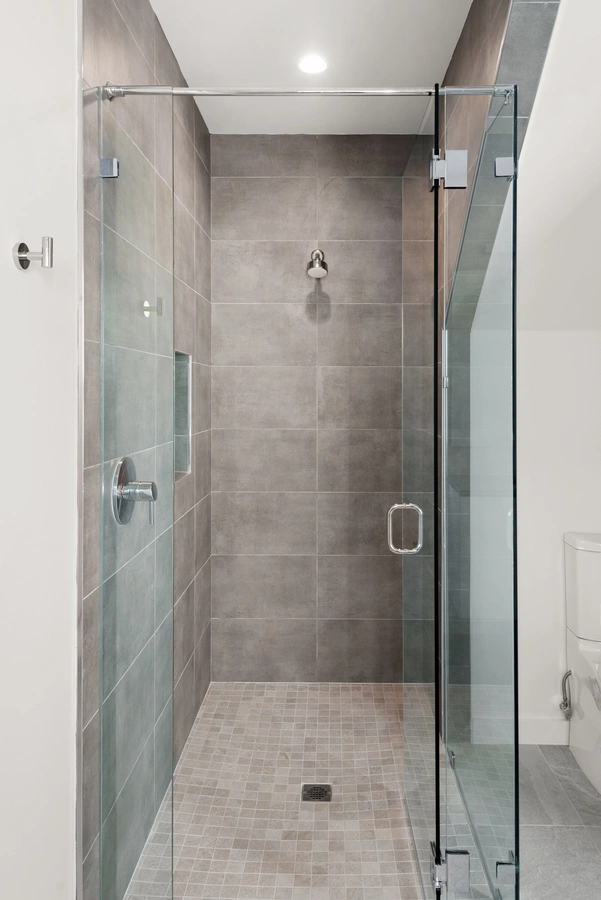 21-primarybathroom_40_MTBH_631_12th_Ave_S__15_