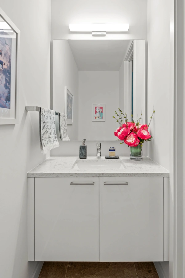 22-primarybathroom_39_MTBH_631_12th_Ave_S_new__20_