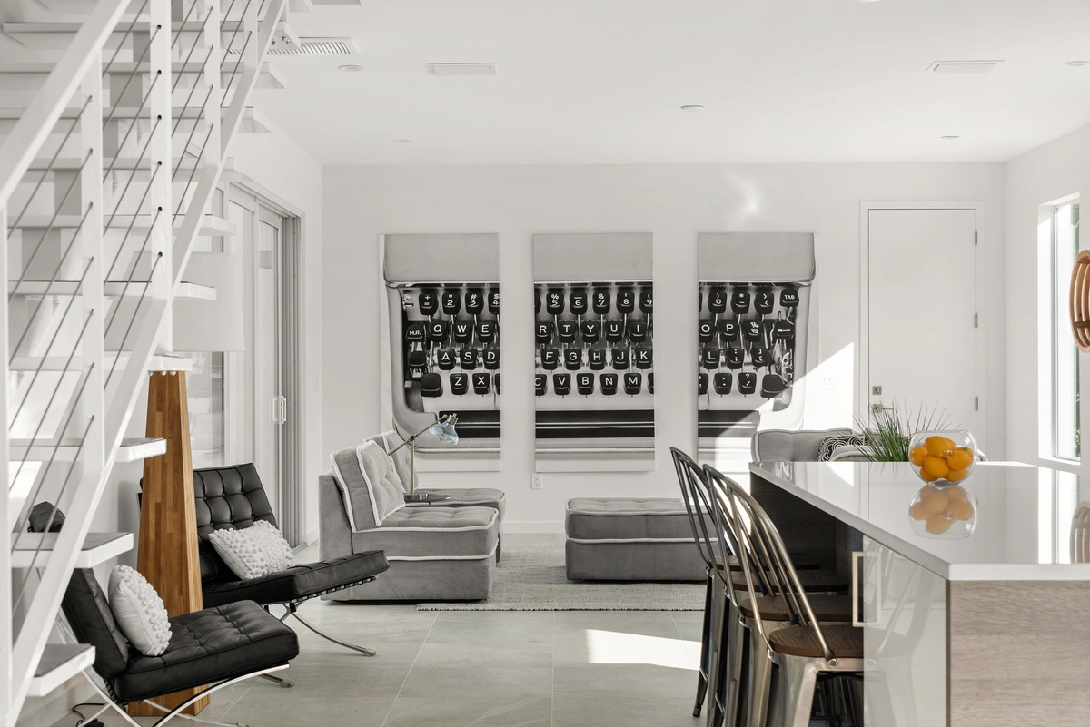 06-livingroom_42_MTBH_-_637_12th_Ave_S_-__4_