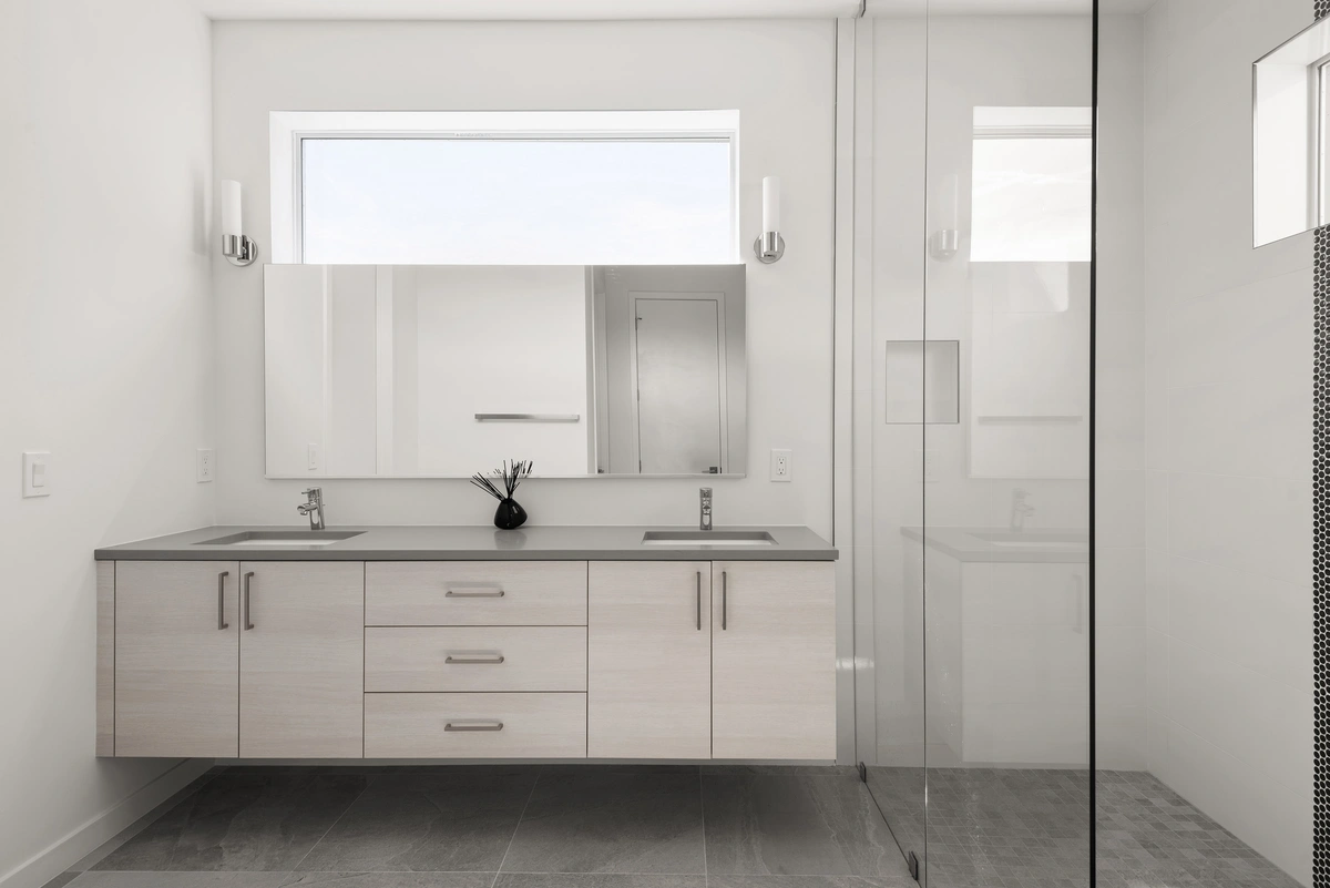 30-primarybathroom_39_MTBH_637_12th_Ave_S___31_
