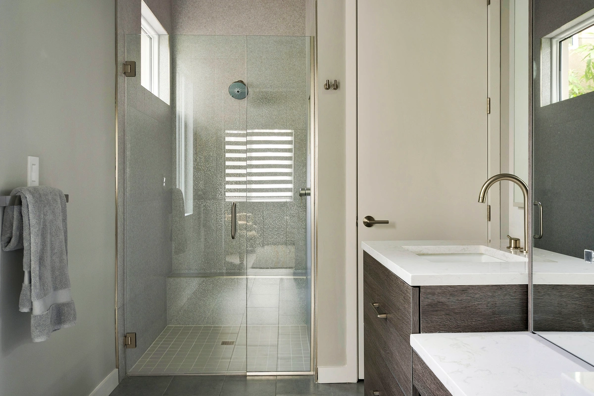 19-bathroom_42_1800CrescentLakeDrN_022