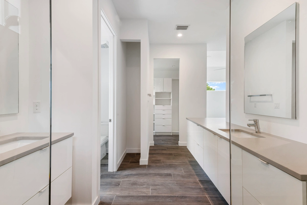 14-primarybathroom_38_MTBH_2423_2ndAveN_022