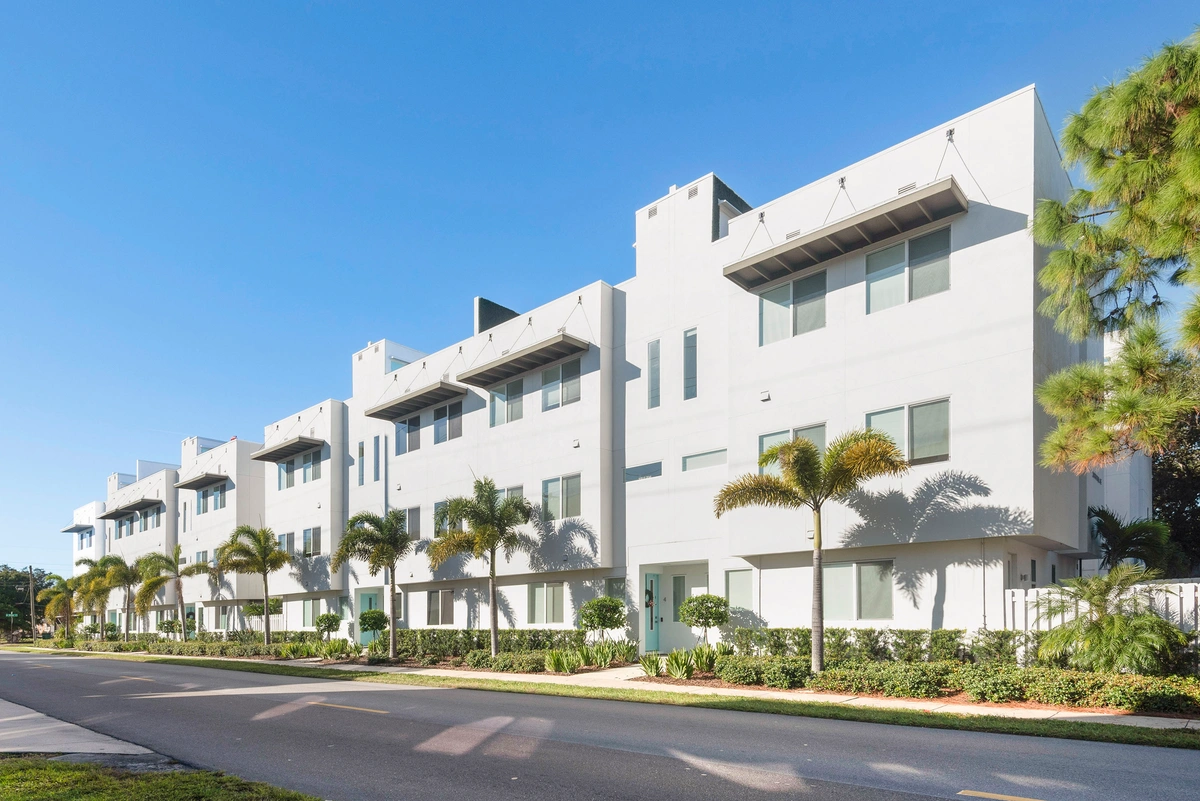 11-sideexterior_43_MTBH_3100_W_Paul_Ave__7_