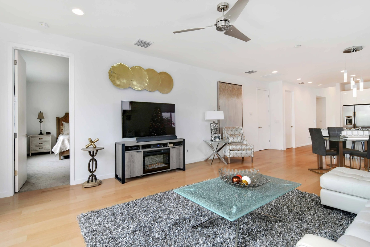 04-livingroom_42_MTBH_8028_26thAveN_025