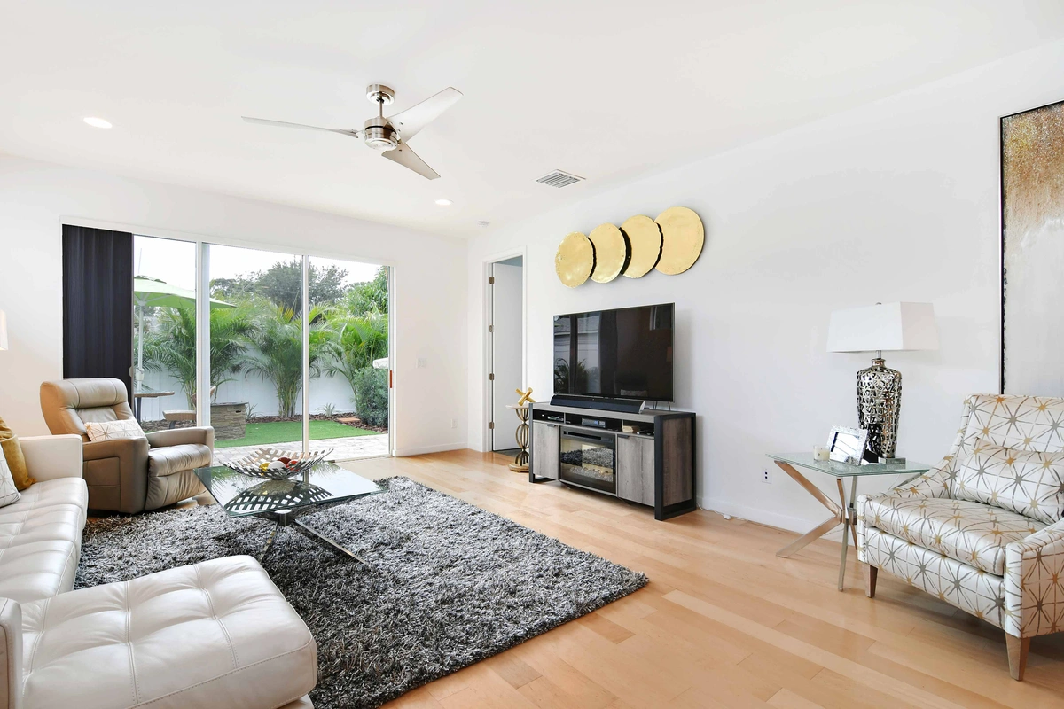 05-livingroom_42_MTBH_8028_26thAveN_024
