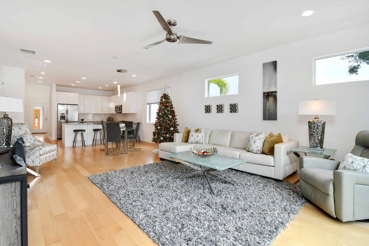 06-livingroom_42_MTBH_8028_26thAveN_022