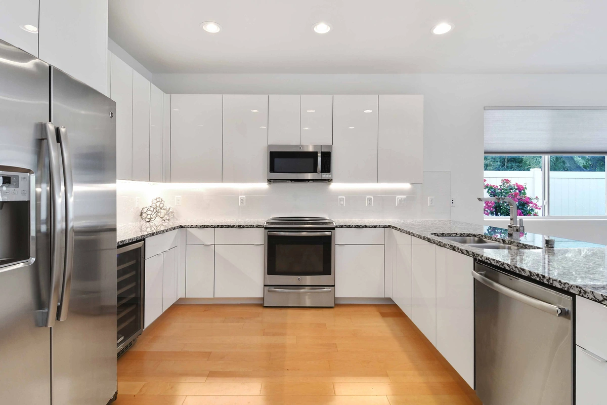 11-kitchen_41_MTBH_8028_26thAveN_019