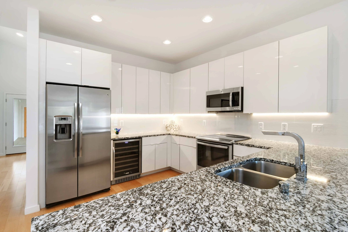 13-kitchen_41_MTBH_8028_26thAveN_014