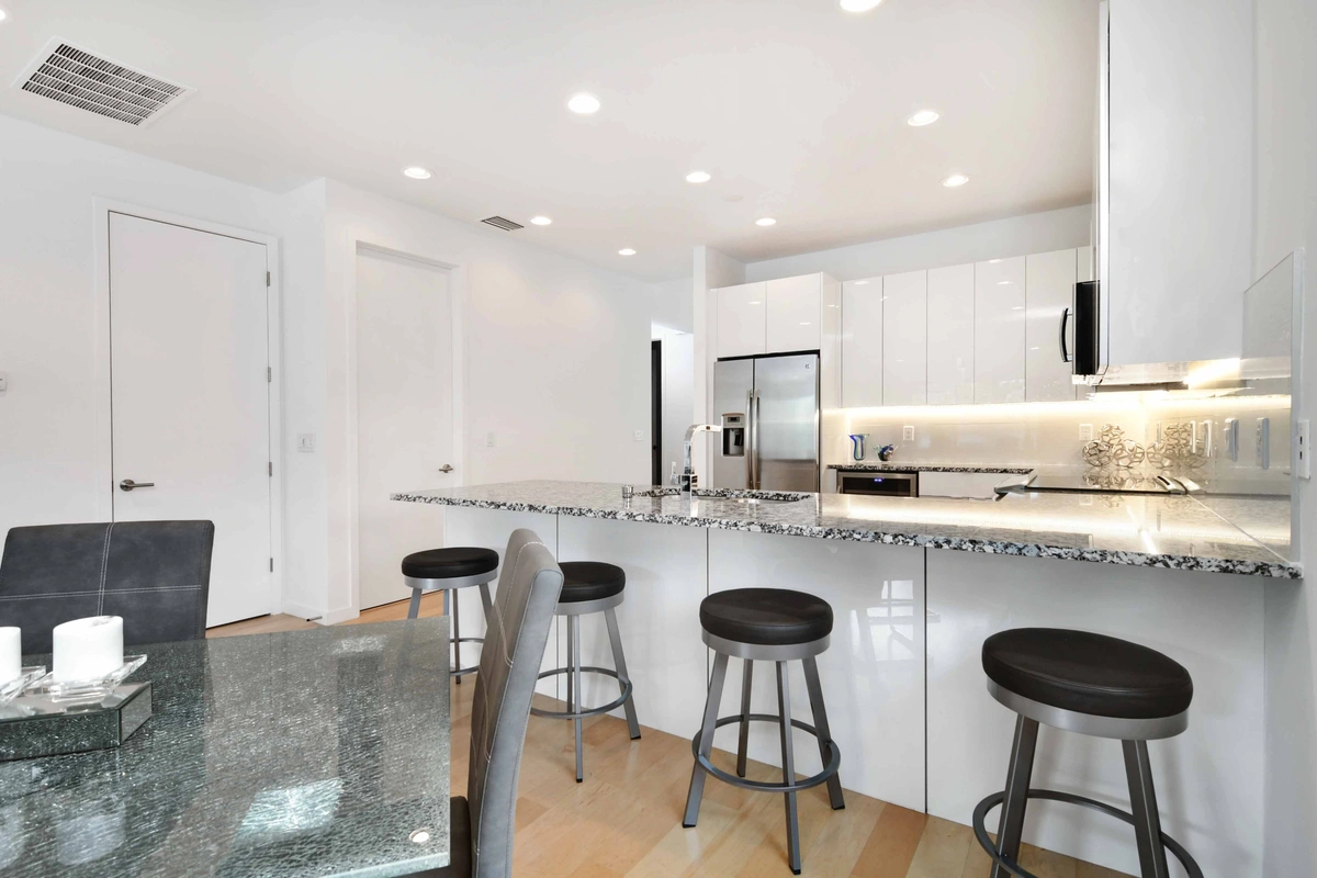 14-kitchen_41_MTBH_8028_26thAveN_018