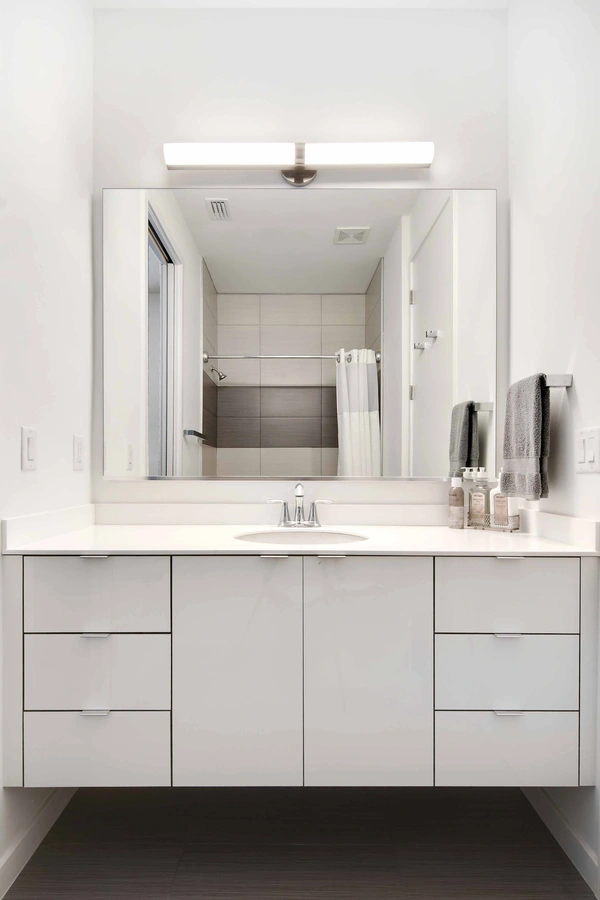 17-primarybathroom_41_MTBH_8028_26thAveN_040