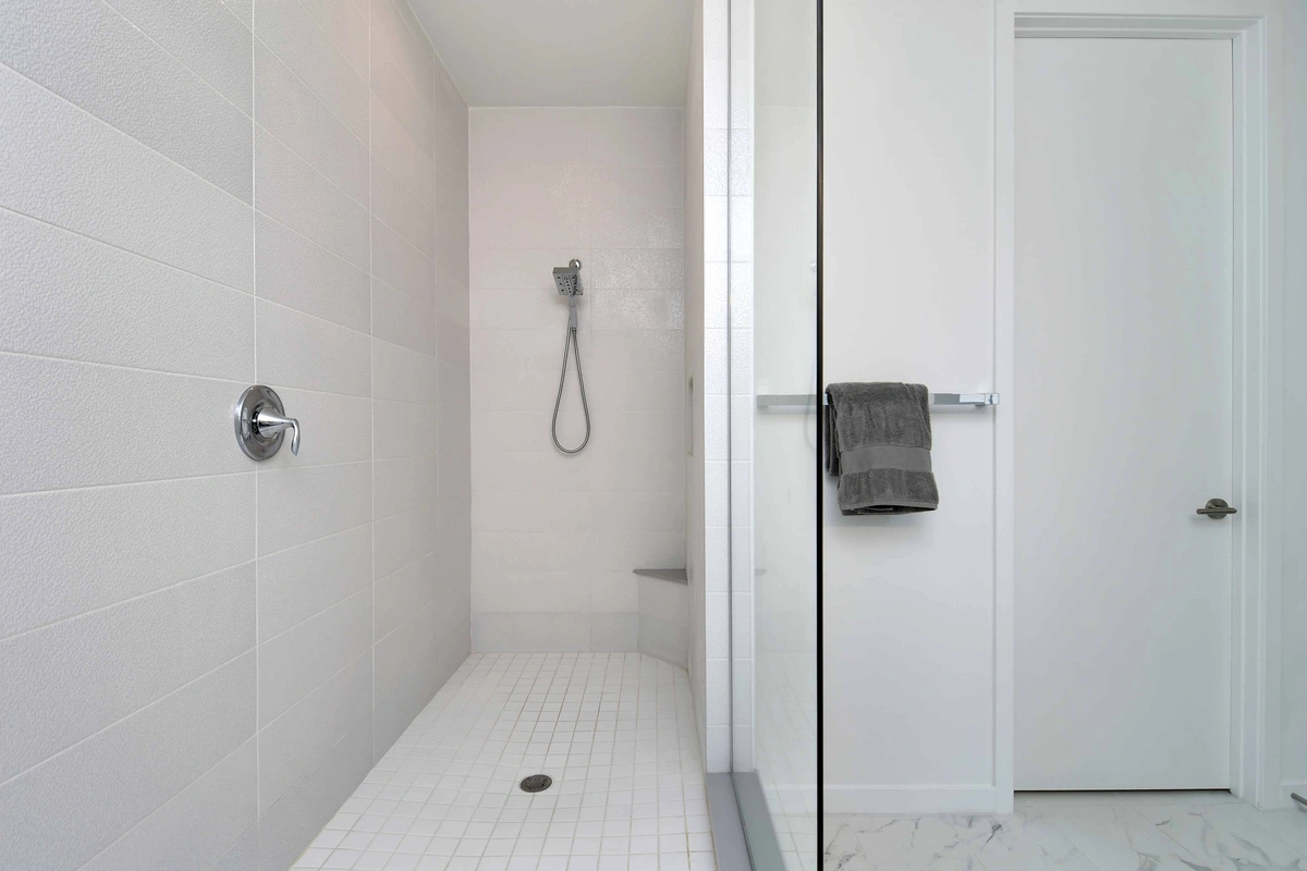 27-bathroom_37_MTBH_8028_26thAveN_035