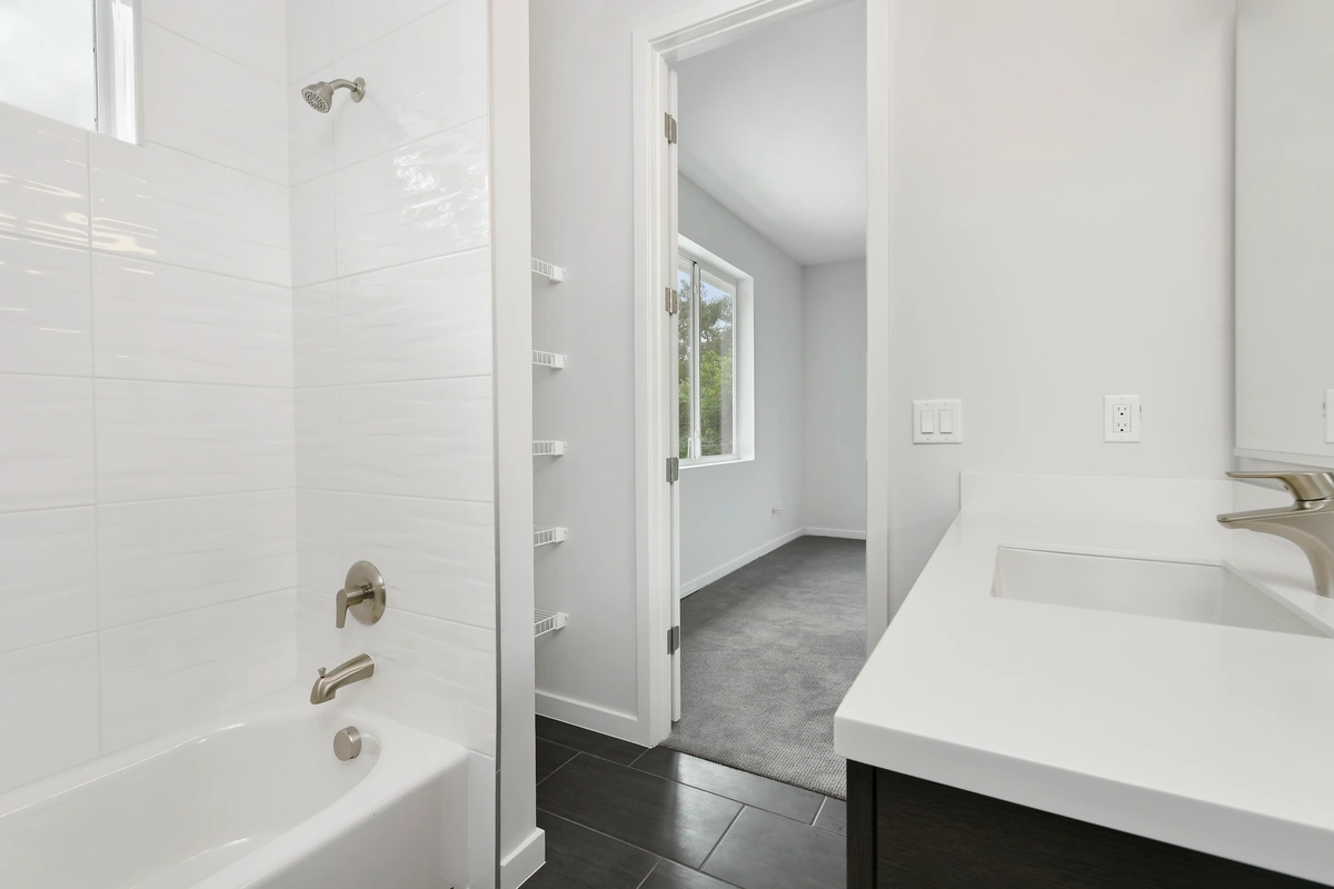 08-primarybathroom_39_8076_26thAveN_027
