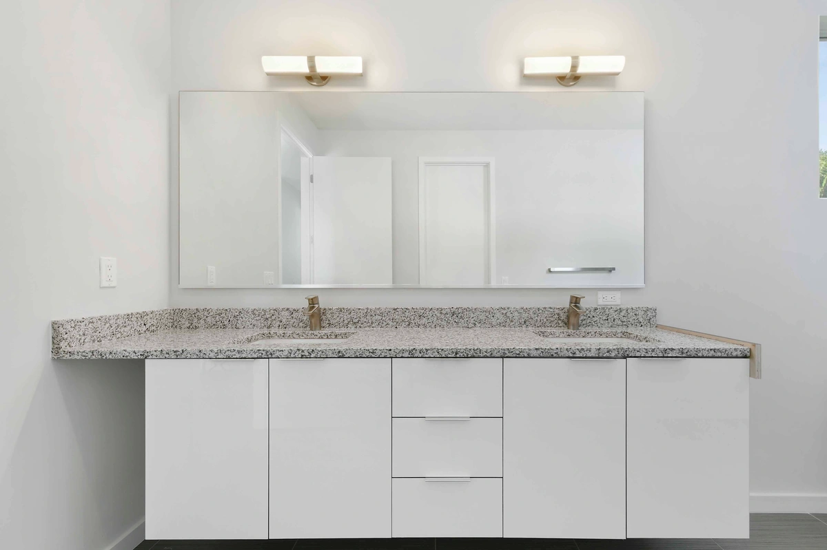 09-primarybathroom_37_8076_26thAveN_021