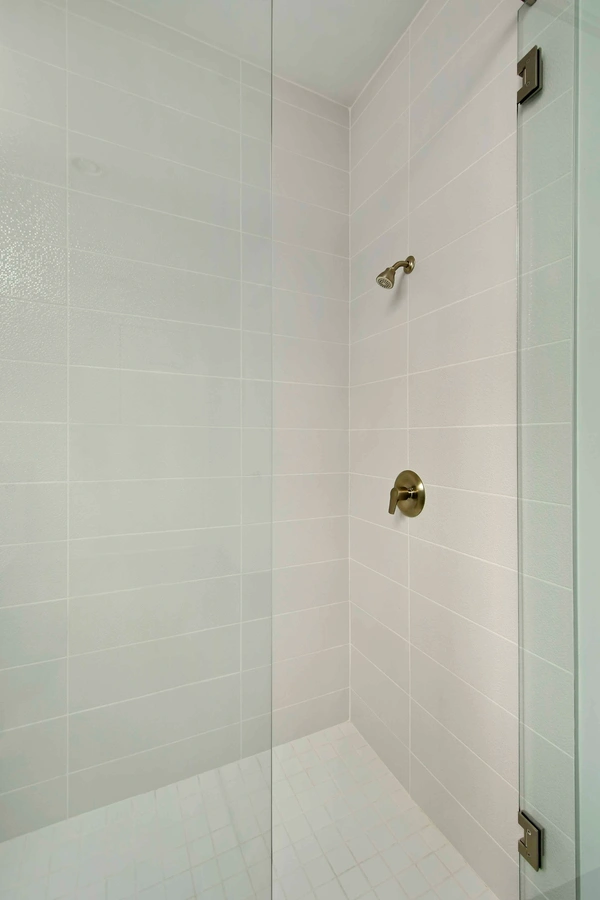 11-primarybathroom_35_8076_26thAveN_022