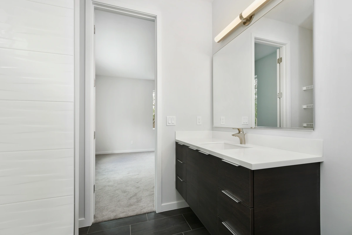 12-bathroom_42_8076_26thAveN_026