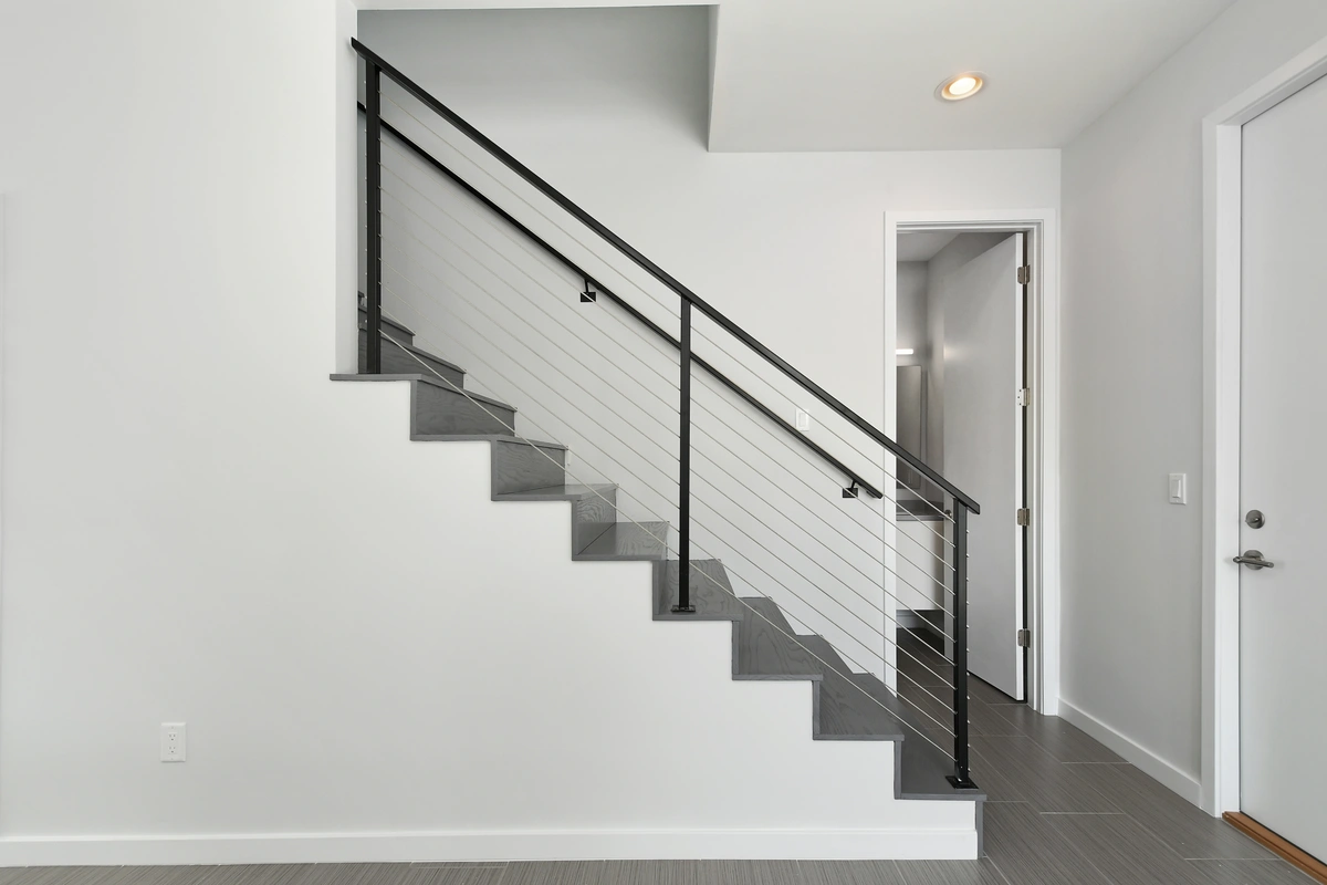 17-staircase_39_8076_26thAveN_013