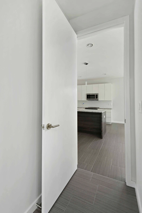 18-hallway_40_8076_26thAveN_023