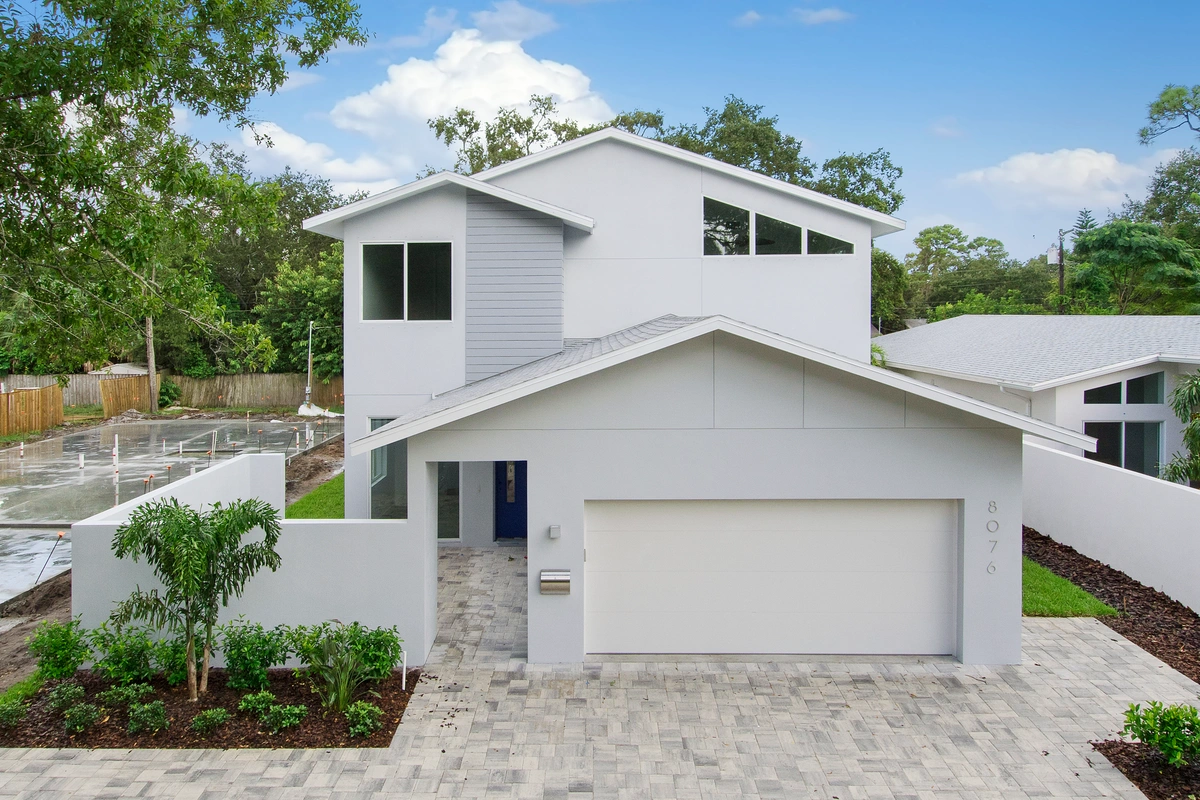 21-garage_43_8076_26thAveN_005