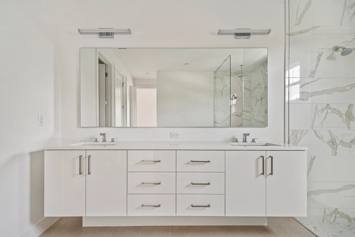 10-primarybathroom_37_MTBH_1108OakStNE_006