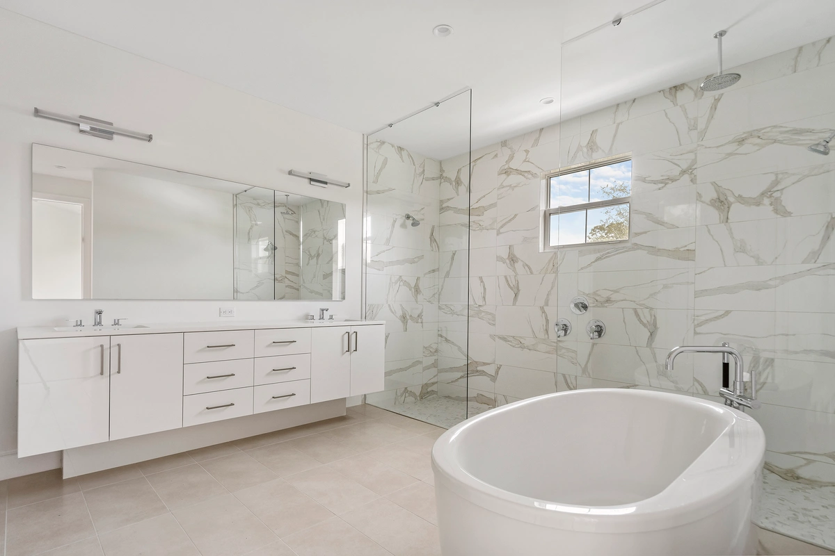 11-bathroom_37_MTBH_1108OakStNE_004