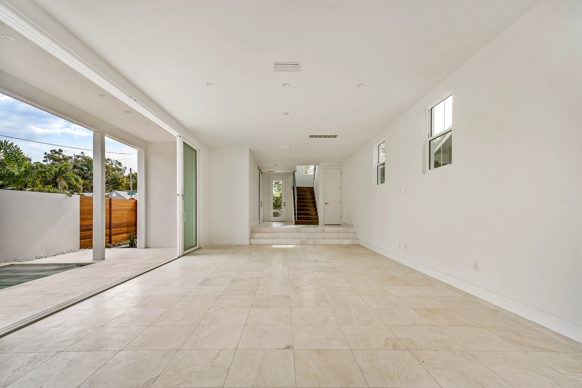 16-hallway_38_MTBH_1108OakStNE_016