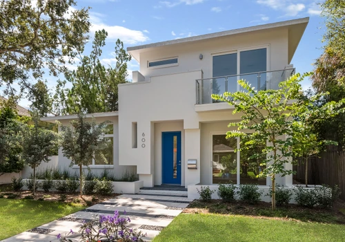 Modern Urban Estate by Crescent Lake